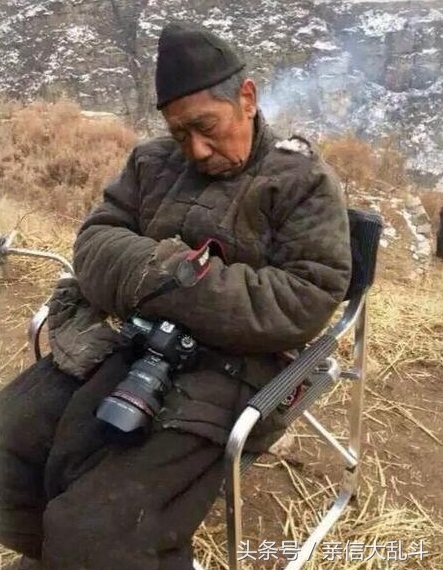 约会的时候女朋友老是玩手机,约会的时候女朋友太紧张怎么办