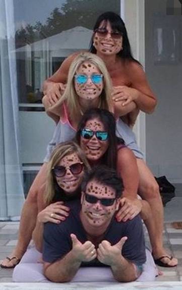 妈妈为孩子鼓励加油,妈妈鼓励孩子涂颜色