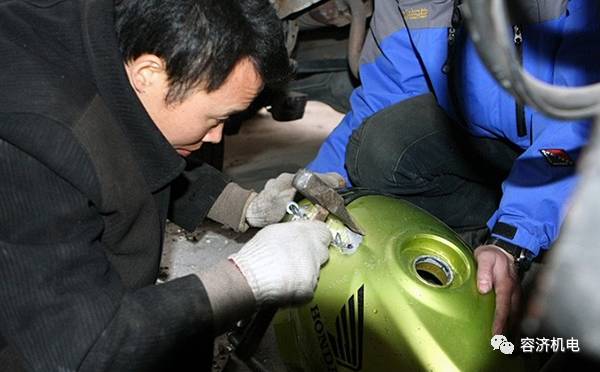 摩托车油箱凹了怎么修复,摩托车油箱凹陷如何处理