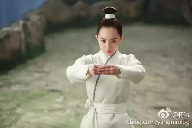 丸子头炸毛娃娃发型,永不过时的丸子头超级简单哦