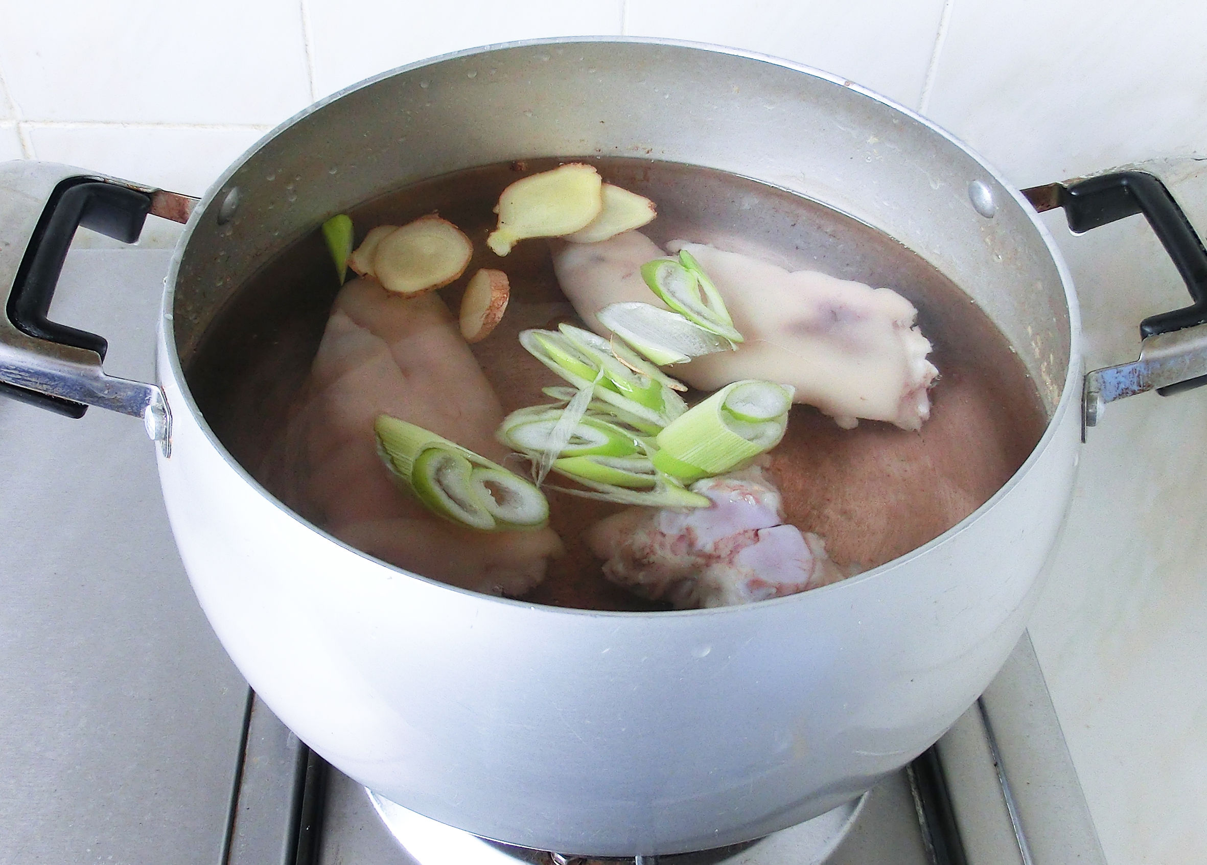 去除猪蹄腥味的最好方法,猪蹄腥气