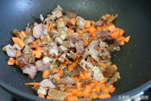 点了份烤全羊没吃完，打包回家配上剩米饭再加工一下，味道好极了