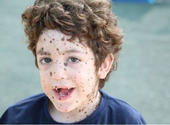 妈妈为孩子鼓励加油,妈妈鼓励孩子涂颜色