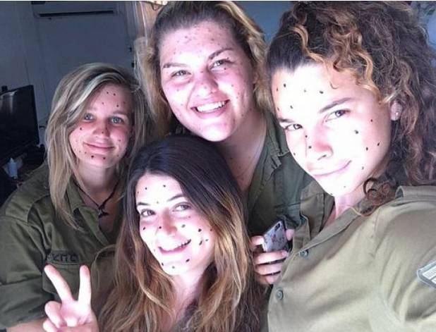 妈妈为孩子鼓励加油,妈妈鼓励孩子涂颜色