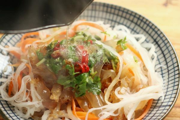 凉拌鲜海蜇夏天吃真清凉开胃解腻,海蜇拌黄瓜的正确凉拌法