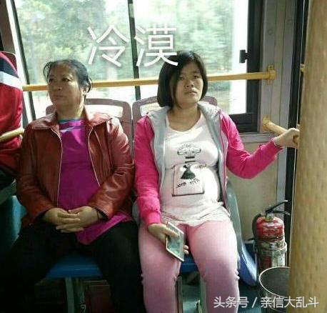 约会的时候女朋友老是玩手机,约会的时候女朋友太紧张怎么办