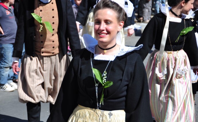 法国0距离｜深谷幽兰：一个属于花朵的法国五一节