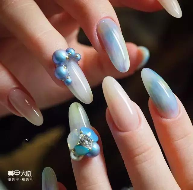 指甲出现白点什么症状,指甲被真菌感染会出现哪些症状