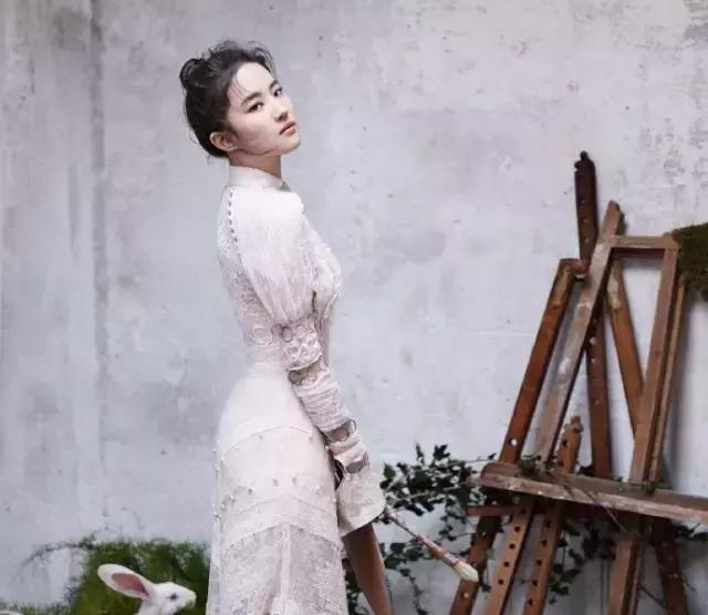 丸子头炸毛娃娃发型,永不过时的丸子头超级简单哦