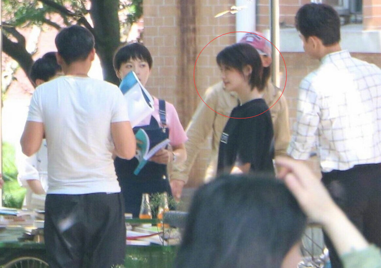 郑爽患病不敢去医院自己在家针灸，一句话透露她内心恐惧与不安！