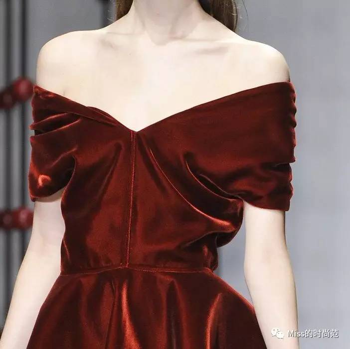 v领上衣时尚显瘦正肩遮肉款,显瘦又清凉