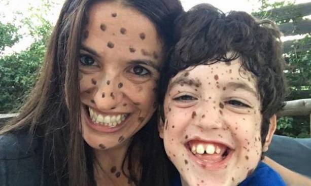 妈妈为孩子鼓励加油,妈妈鼓励孩子涂颜色