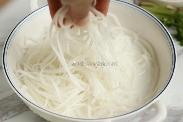 凉拌鲜海蜇夏天吃真清凉开胃解腻,海蜇拌黄瓜的正确凉拌法