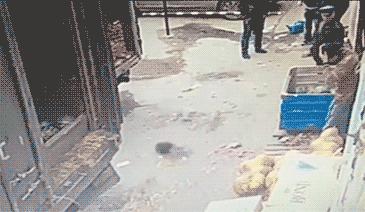 约会的时候女朋友老是玩手机,约会的时候女朋友太紧张怎么办