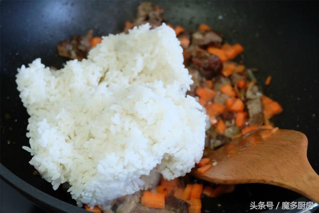 点了份烤全羊没吃完，打包回家配上剩米饭再加工一下，味道好极了