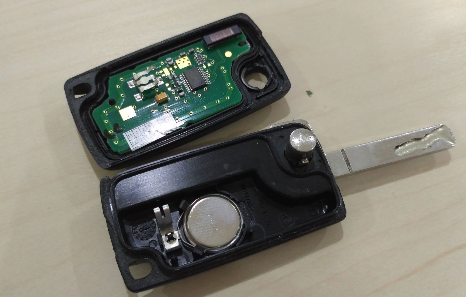 标致3008车钥匙怎么换电池视频,标致301遥控钥匙怎么打开换电池