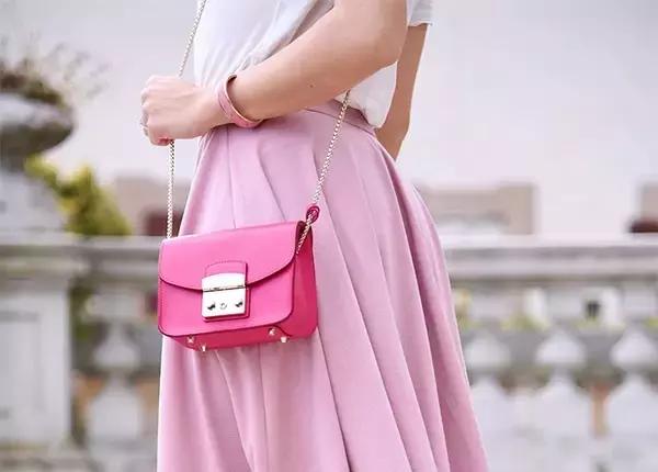 旅行如何搭配两个包包呢,夏季旅游包包搭配技巧