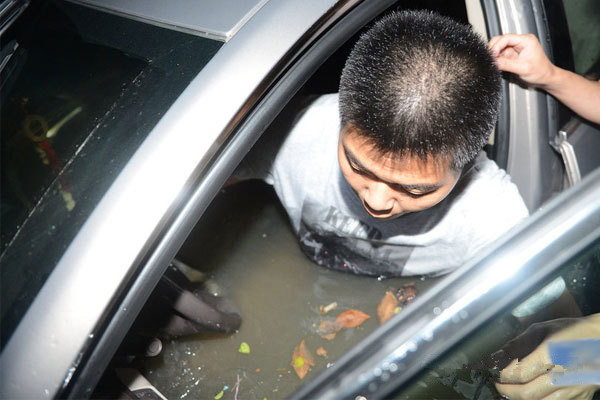 车子落水后为什么打不开门,车落水后车门真的打不开吗