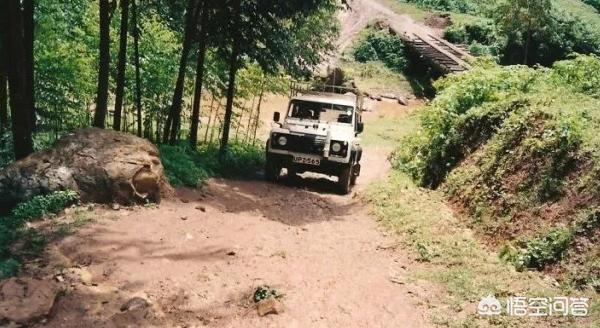 坡比较高车怎么下去,坡太高怎么开不蹭底盘