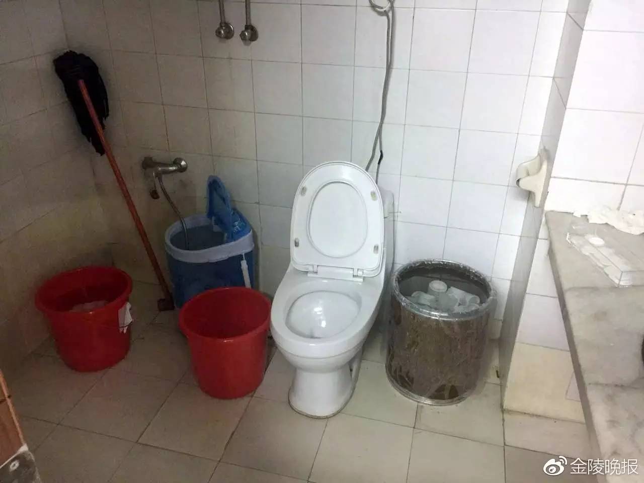 网售“高档化妆品”竟是在马桶边造的！这些网购便宜货，你还敢用吗？