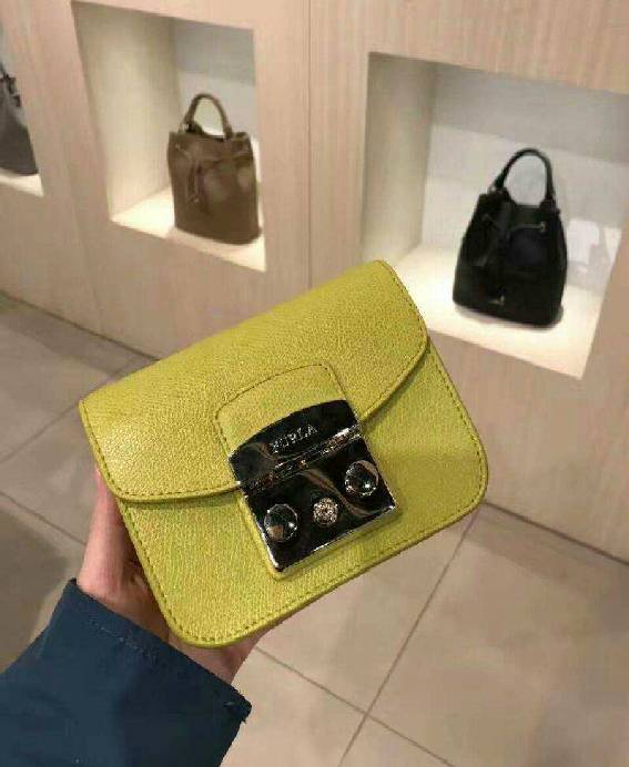 时髦又轻盈特别适合夏天的包包,告别土气包包