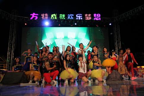 天津方特爆甜派对大巡游,2024跨年烟花秀天津方特