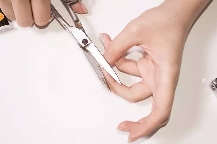 指甲从根部断裂去除断甲,指甲断裂在家自己怎么修补