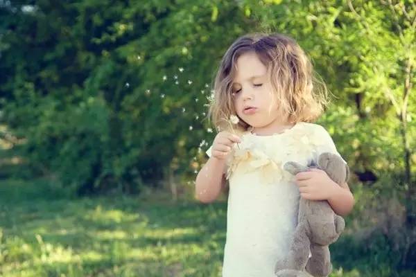 当孩子受了委屈怎么办,孩子受一点委屈就哭怎么教育