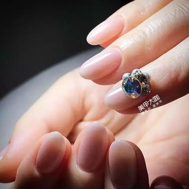 指甲出现白点什么症状,指甲被真菌感染会出现哪些症状