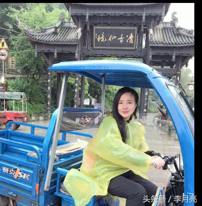 干露露寺庙烧香：愿找个王思聪这样的男友！