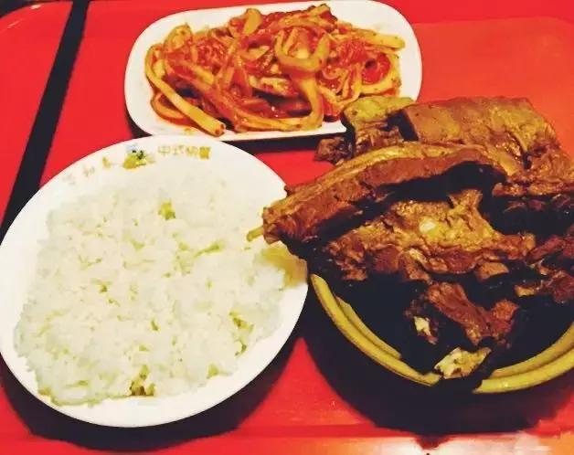 青岛好吃不贵的美食,青岛排名第一排骨米饭