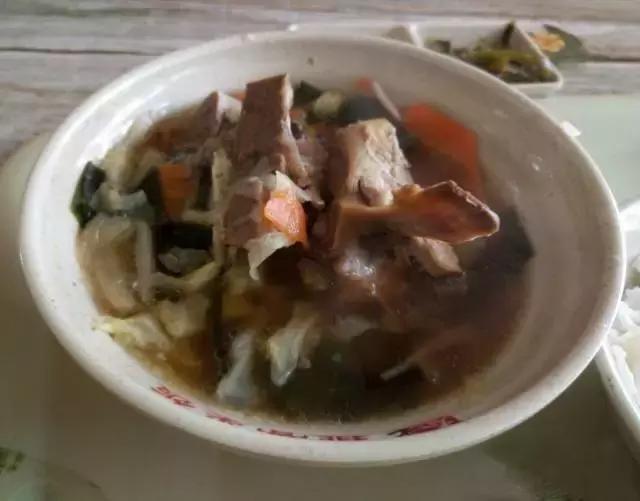 青岛好吃不贵的美食,青岛排名第一排骨米饭