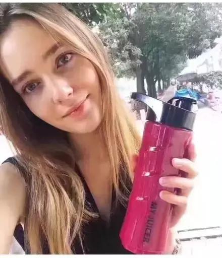 那些在朋友圈里表演吃水果喝果汁的女孩子，后来都怎样了？