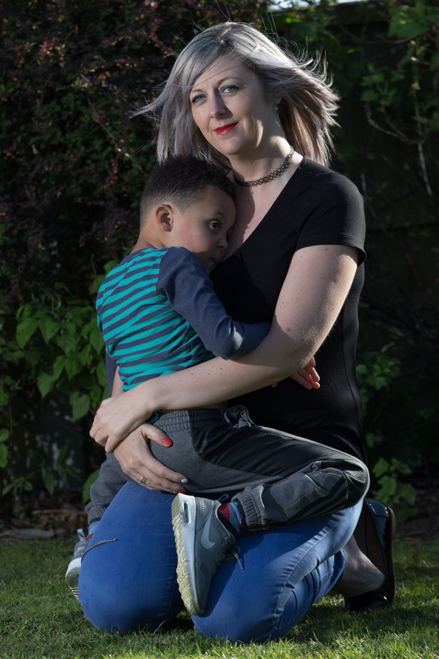 身患癌症小朋友踢足球治愈场面,小男孩得病踢足球