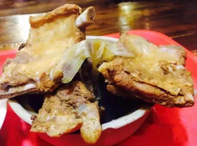 青岛好吃不贵的美食,青岛排名第一排骨米饭