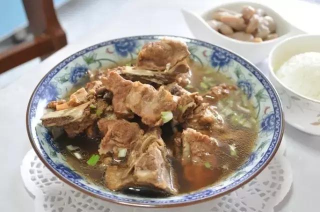 青岛好吃不贵的美食,青岛排名第一排骨米饭