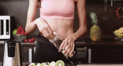 那些在朋友圈里表演吃水果喝果汁的女孩子，后来都怎样了？