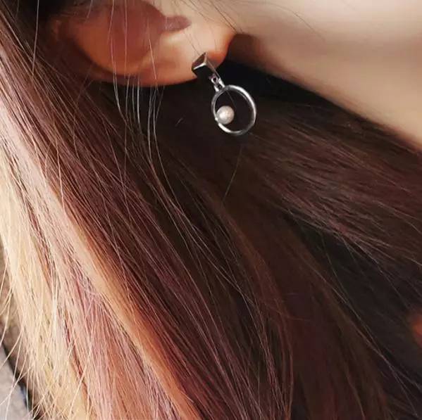 休闲衣服配什么耳钉好看,樱桃耳钉适合搭配什么上衣