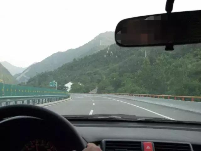 车子跑起来像坐船一样晃怎么回事,车速30迈车身晃动