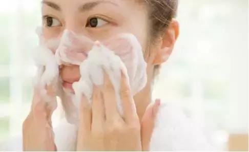 使用眼霜的误区,用护肤油的误区有哪些危害