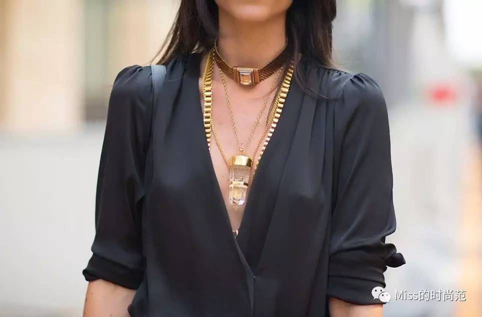 v领上衣时尚显瘦正肩遮肉款,显瘦又清凉