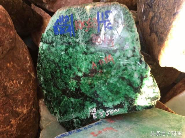 缅甸玉手镯63圈口,缅甸翡翠原石公盘竞价视频