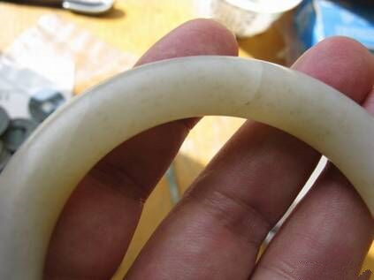 和田玉手镯有裂戴着能消失吗,和田玉的矿点戴时间长了能消失吗