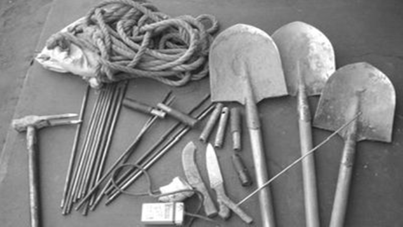 一对老夫妻捡了一口棺材板，带回家后，夫妻两人相继毙命无一幸免