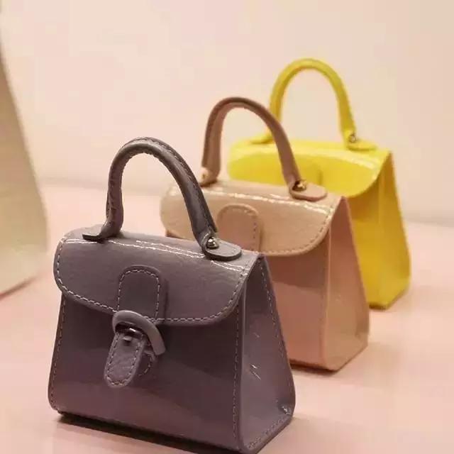 漆皮是不是很硬的,漆皮是人造革吗