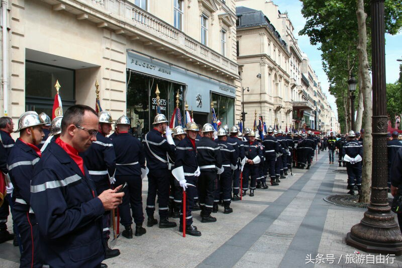 法国巴黎的著名景点和风土人情 (法国巴黎有哪些著名的旅游景点)
