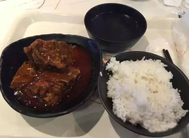 青岛好吃不贵的美食,青岛排名第一排骨米饭