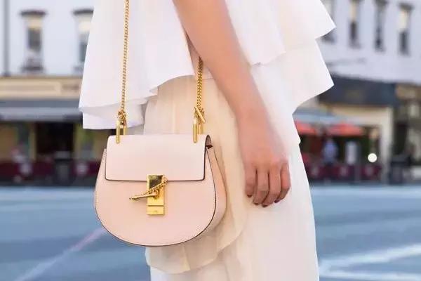 旅行如何搭配两个包包呢,夏季旅游包包搭配技巧