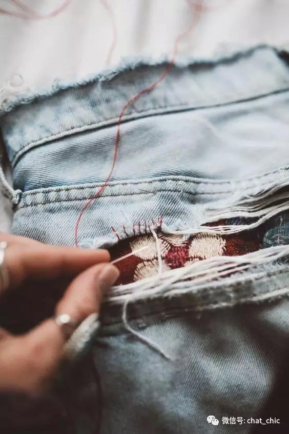 牛仔裤破洞用钩针花样修补,牛仔裤破洞越来越大怎么处理