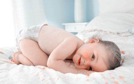 新生儿起红疹怎么回事,新生儿满月后满脸红疹